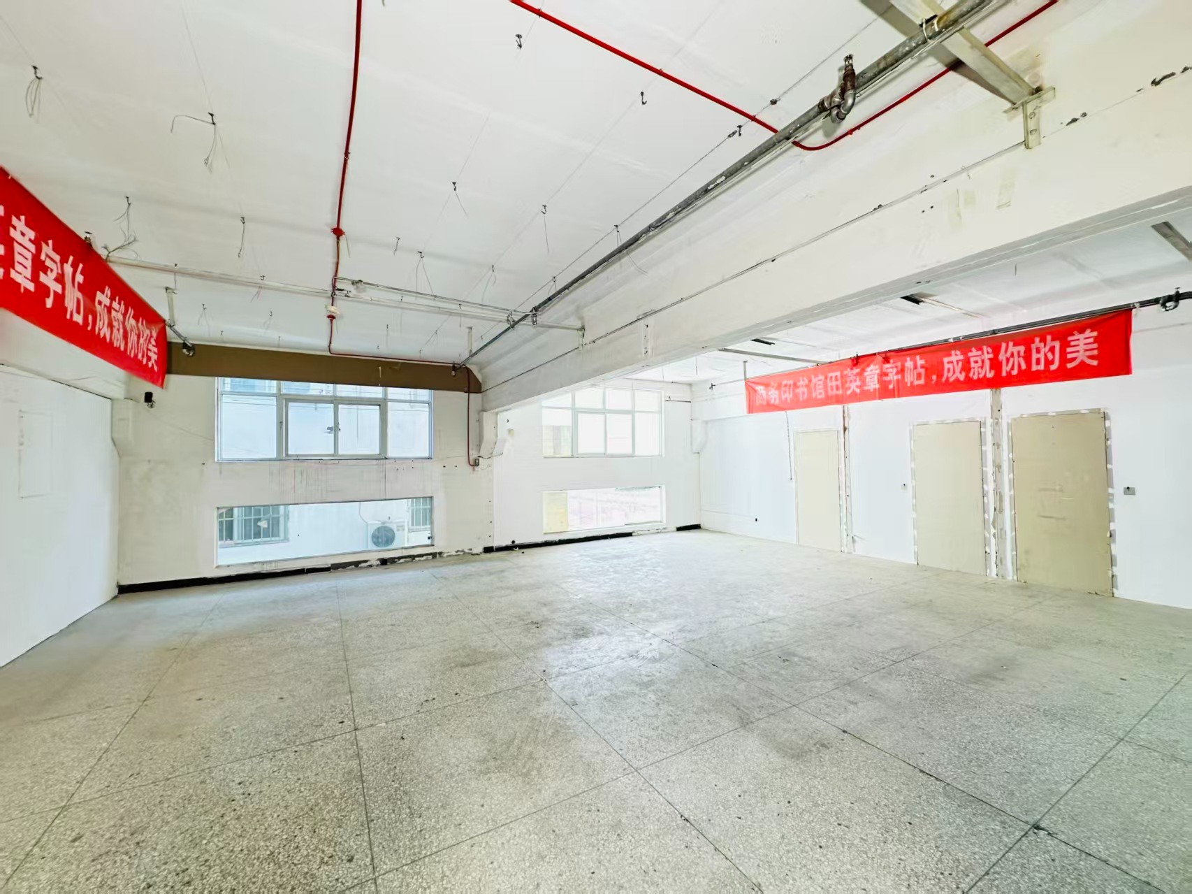 民主东街重点吸引人工智能应用、数字经济、电商直播、智能制造服务、软件开发、科技创新企业及创业团队入驻
